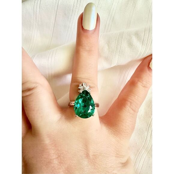 Emerald teardrop cubic zirconia adjustable ring, super sparkly, very elegant ￼ - Picture 3 of 6